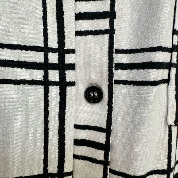 Above and Beyond Black and Cream Stripe Size M Button Front Tab Sleeve Blouse - Picture 6 of 9